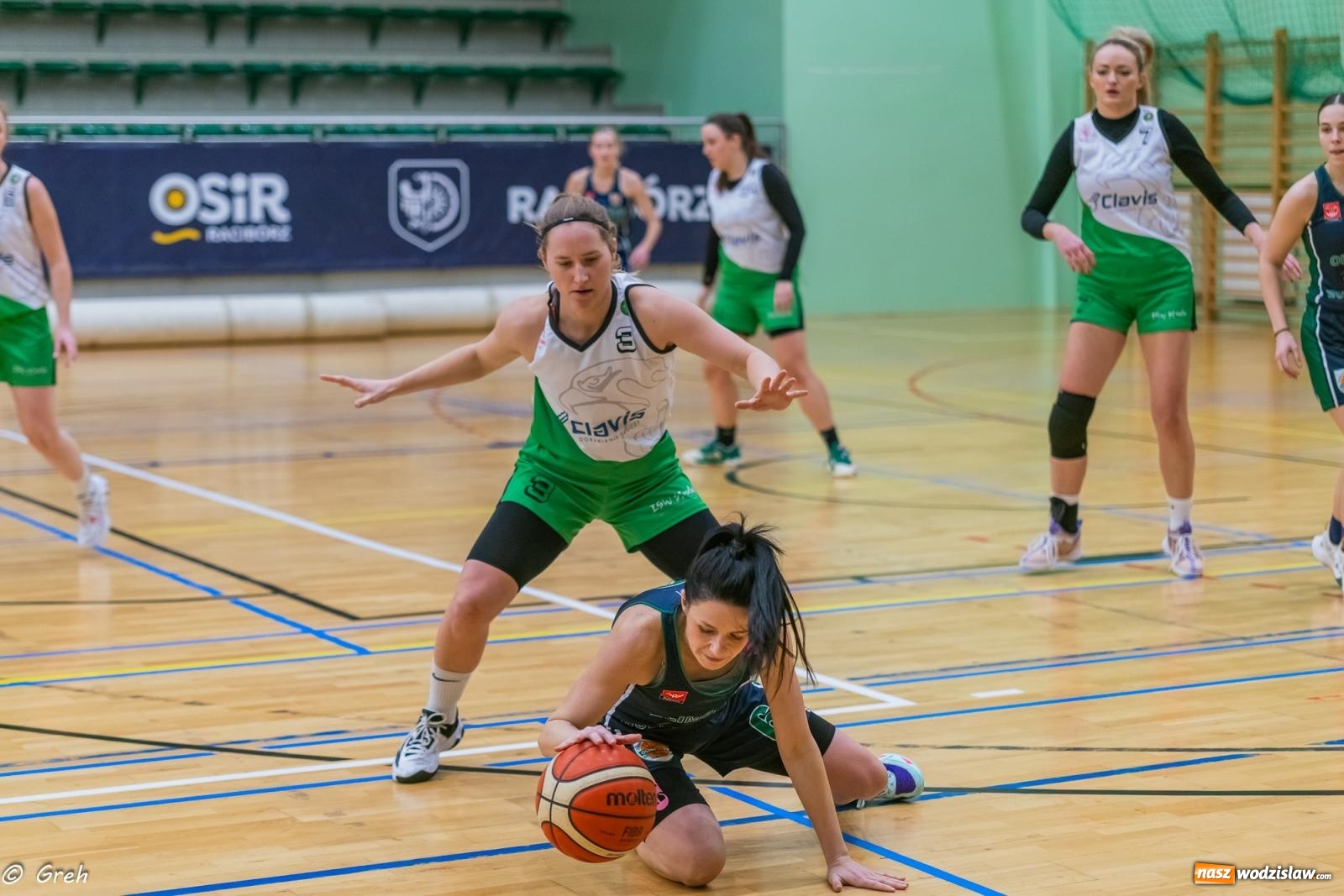 Zdjęcie w galerii na portalu naszwodzislaw.com: Koszykówka. Walka do ostatniej syreny. Olimpia górą w Raciborzu [FOTO i WIDEO] wiadomości z regionu