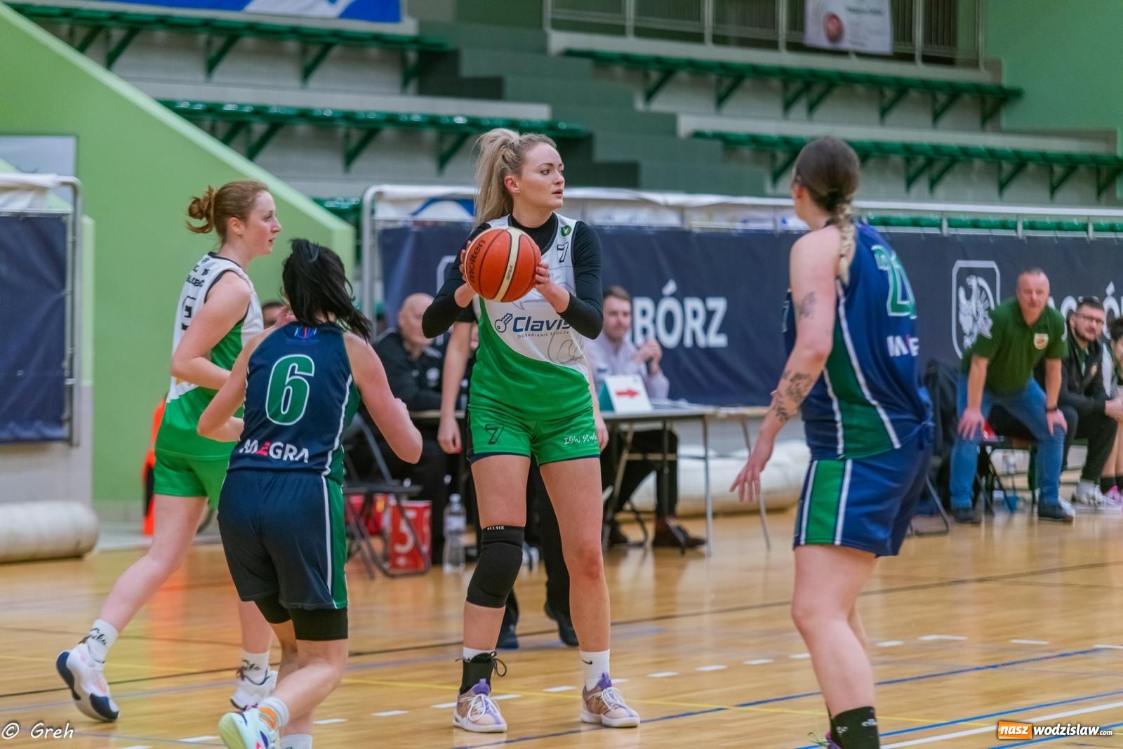 Zdjęcie w galerii na portalu naszwodzislaw.com: Koszykówka. Walka do ostatniej syreny. Olimpia górą w Raciborzu [FOTO i WIDEO] wiadomości z regionu