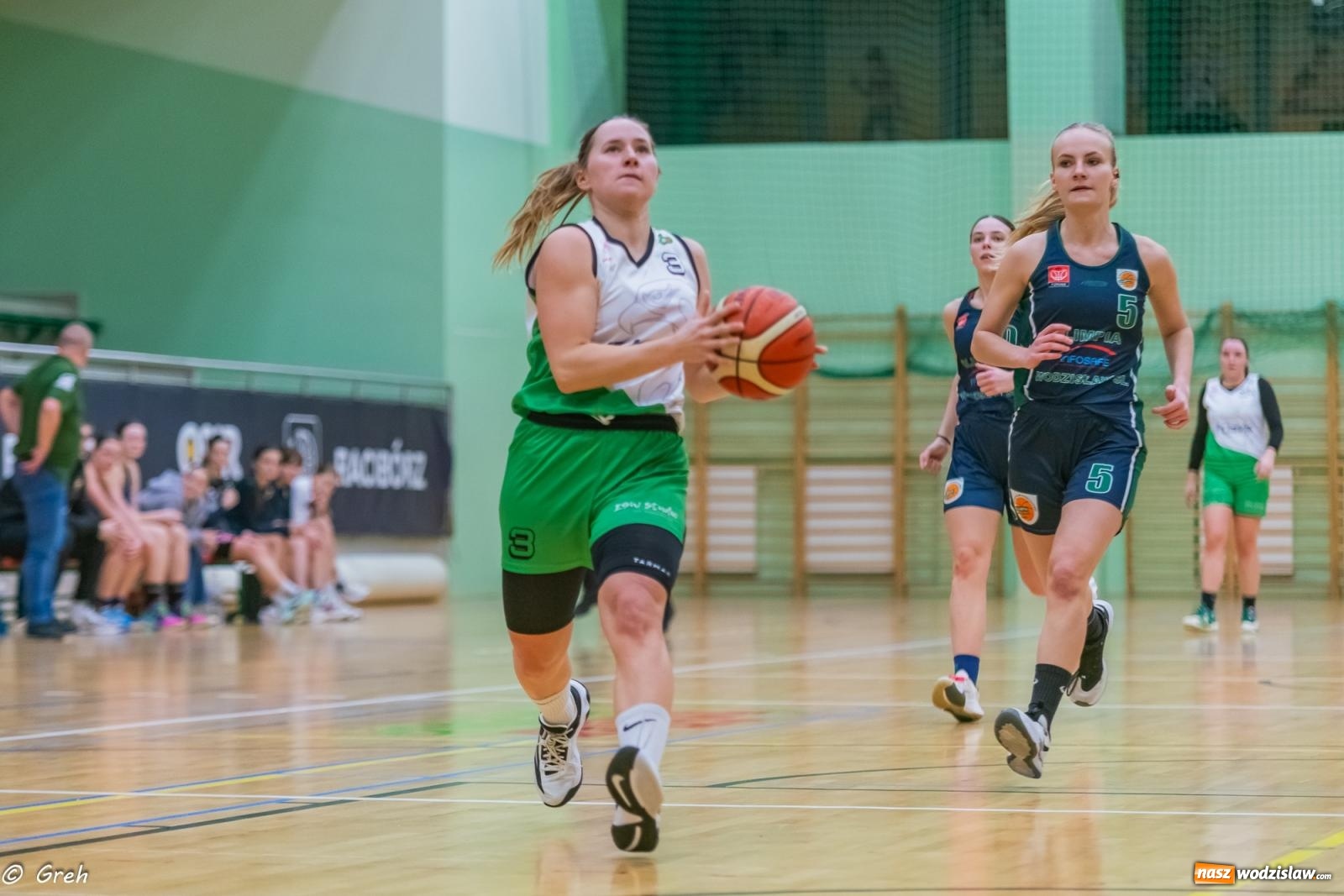 Zdjęcie w galerii na portalu naszwodzislaw.com: Koszykówka. Walka do ostatniej syreny. Olimpia górą w Raciborzu [FOTO i WIDEO] wiadomości z regionu