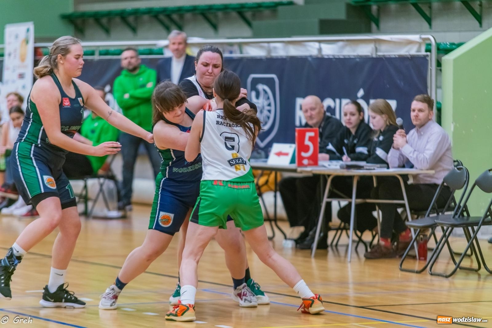 Zdjęcie w galerii na portalu naszwodzislaw.com: Koszykówka. Walka do ostatniej syreny. Olimpia górą w Raciborzu [FOTO i WIDEO] wiadomości z regionu
