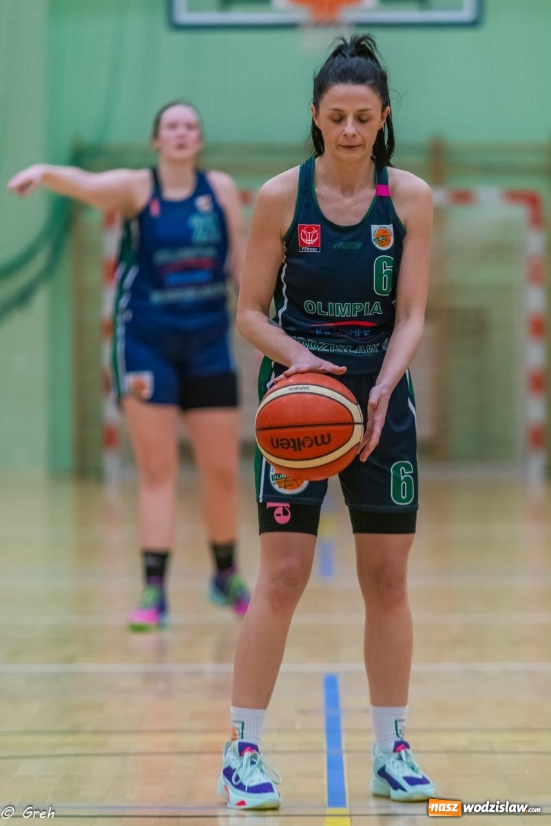 Zdjęcie w galerii na portalu naszwodzislaw.com: Koszykówka. Walka do ostatniej syreny. Olimpia górą w Raciborzu [FOTO i WIDEO] wiadomości z regionu
