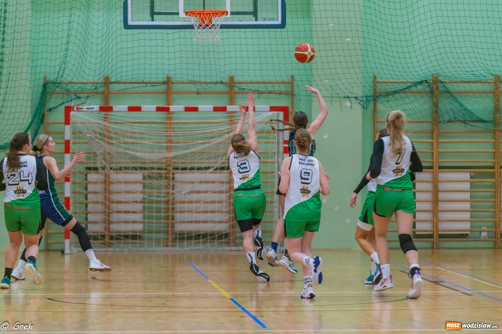 Zdjęcie w galerii na portalu naszwodzislaw.com: Koszykówka. Walka do ostatniej syreny. Olimpia górą w Raciborzu [FOTO i WIDEO] wiadomości z regionu