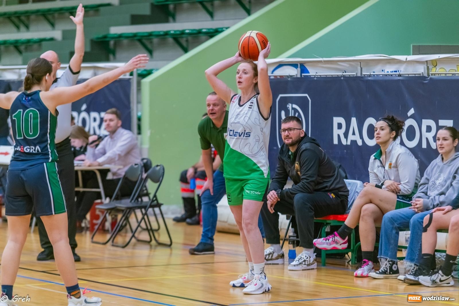 Zdjęcie w galerii na portalu naszwodzislaw.com: Koszykówka. Walka do ostatniej syreny. Olimpia górą w Raciborzu [FOTO i WIDEO] wiadomości z regionu