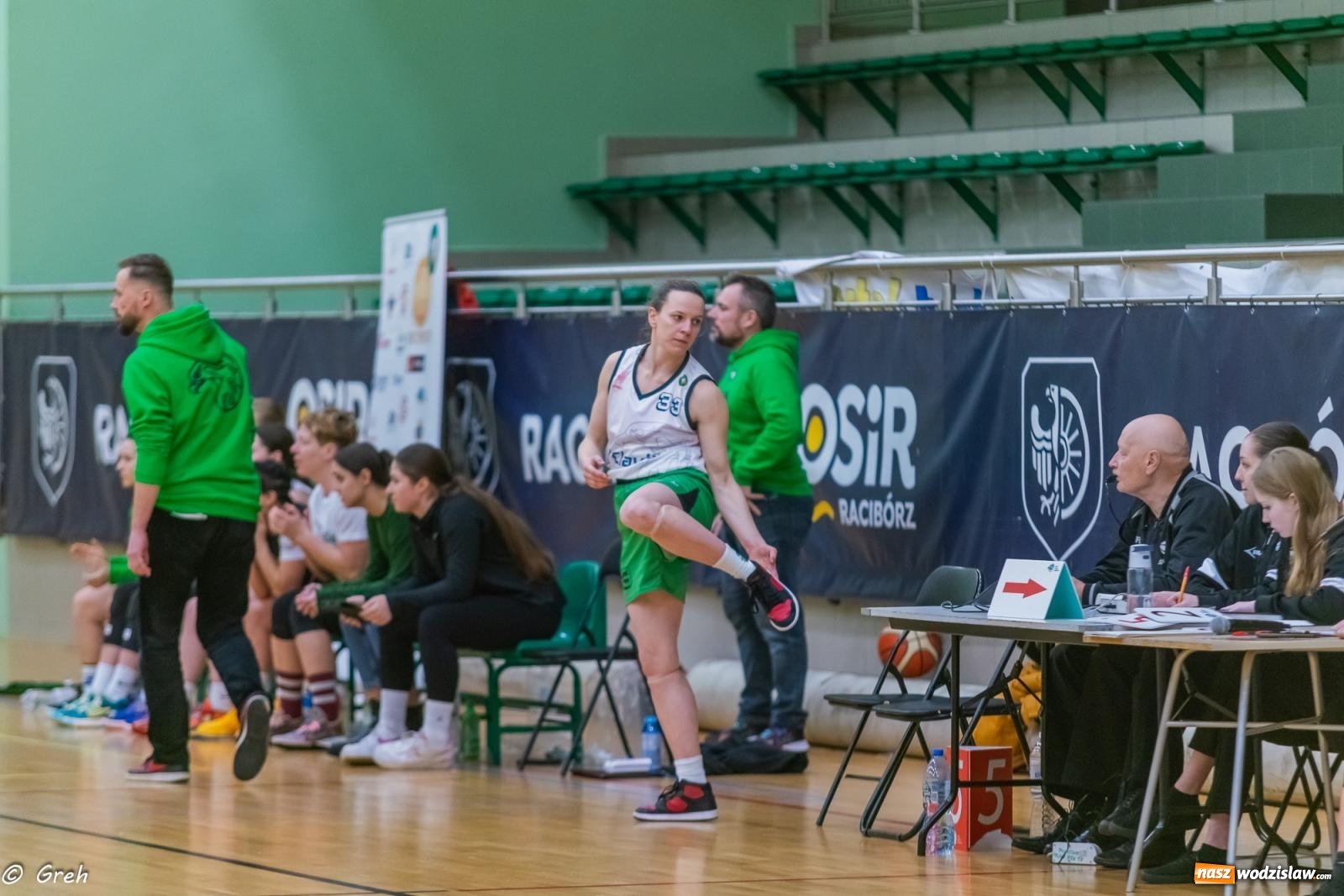 Zdjęcie w galerii na portalu naszwodzislaw.com: Koszykówka. Walka do ostatniej syreny. Olimpia górą w Raciborzu [FOTO i WIDEO] wiadomości z regionu