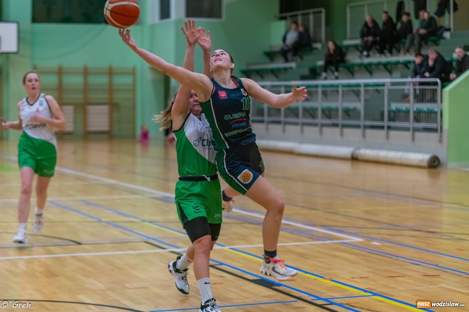 Zdjęcie w galerii na portalu naszwodzislaw.com: Koszykówka. Walka do ostatniej syreny. Olimpia górą w Raciborzu [FOTO i WIDEO] wiadomości z regionu