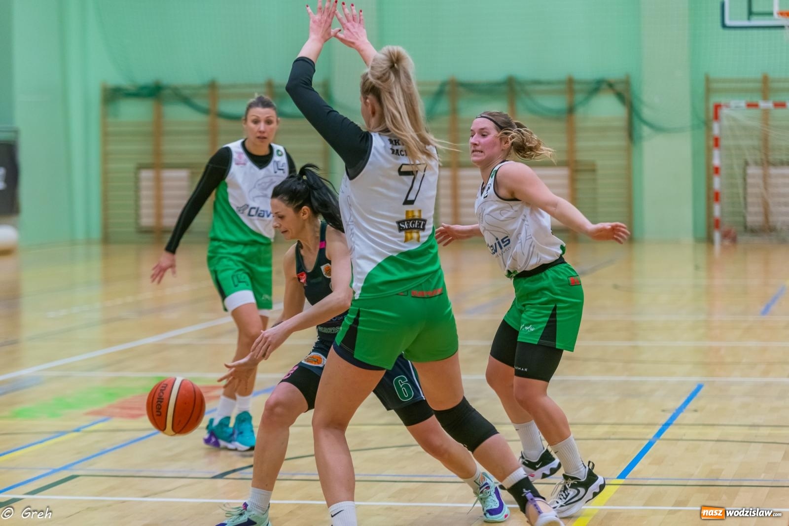 Zdjęcie w galerii na portalu naszwodzislaw.com: Koszykówka. Walka do ostatniej syreny. Olimpia górą w Raciborzu [FOTO i WIDEO] wiadomości z regionu
