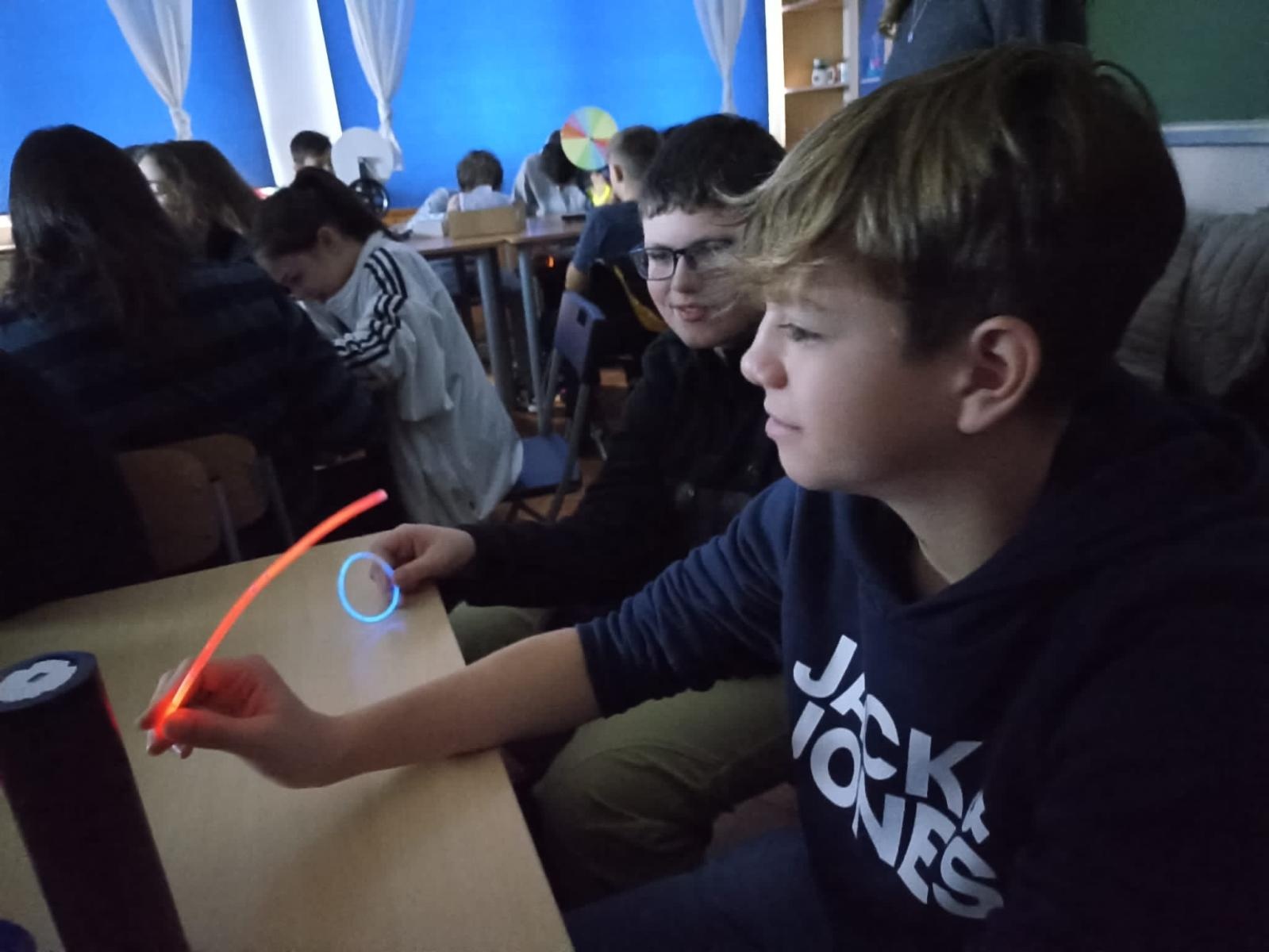 Zdjęcie w galerii na portalu naszwodzislaw.com: Goście z Krasnego Pola w zawadzkiej szkole wiadomości z regionu