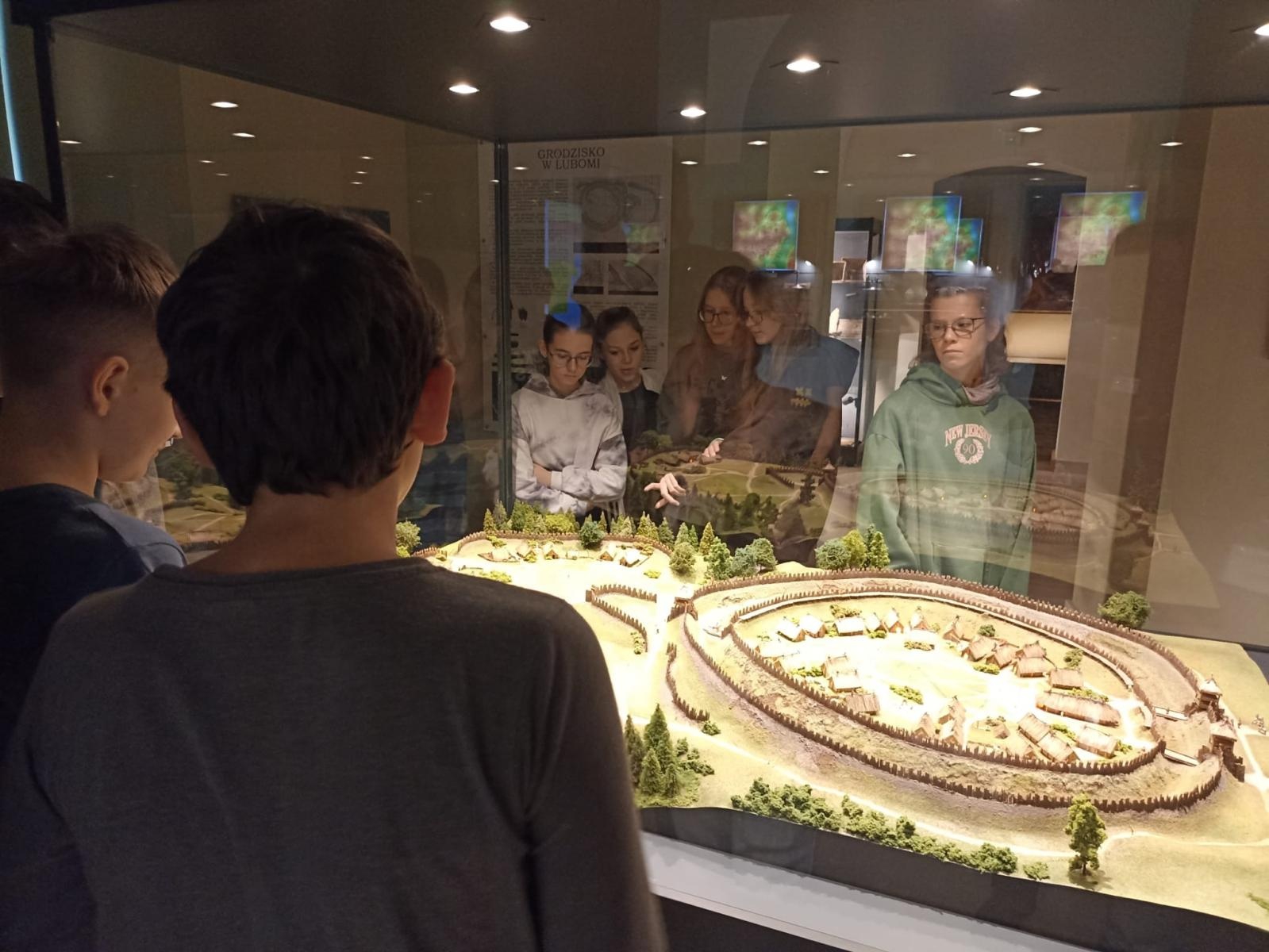 Zdjęcie w galerii na portalu naszwodzislaw.com: Goście z Krasnego Pola w zawadzkiej szkole wiadomości z regionu