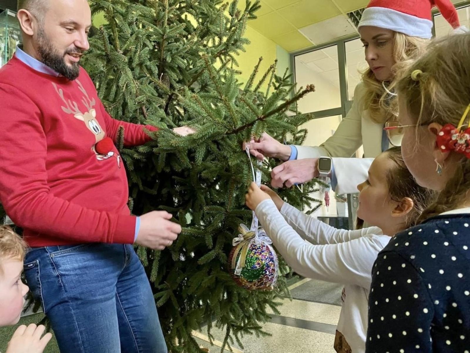 Zdjęcie w galerii na portalu naszwodzislaw.com: Przedszkolaki ustroiły choinkę w rydułtowskim magistracie wiadomości z regionu