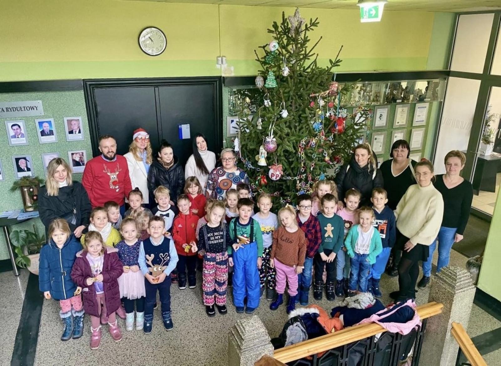 Zdjęcie w galerii na portalu naszwodzislaw.com: Przedszkolaki ustroiły choinkę w rydułtowskim magistracie wiadomości z regionu