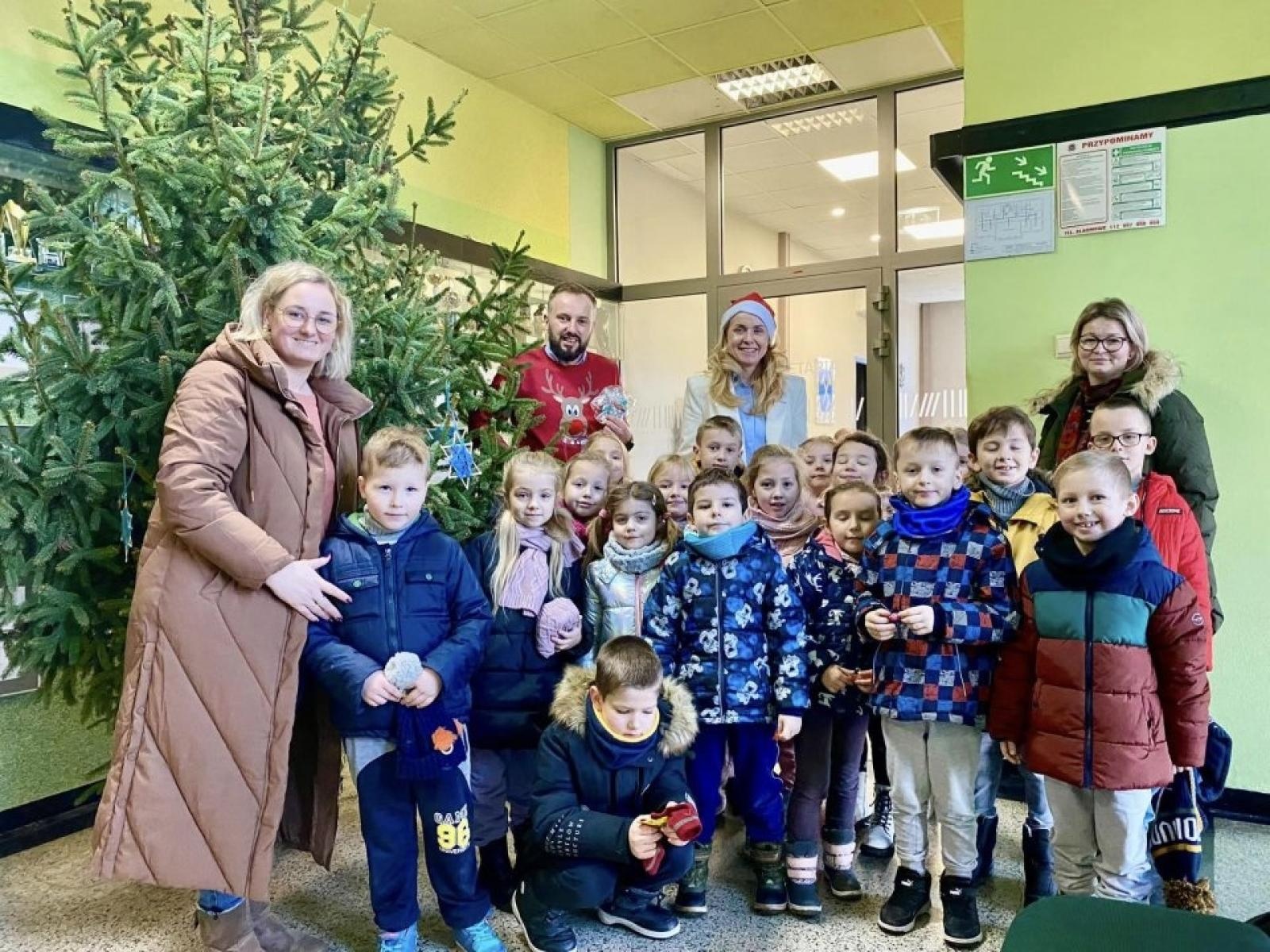 Zdjęcie w galerii na portalu naszwodzislaw.com: Przedszkolaki ustroiły choinkę w rydułtowskim magistracie wiadomości z regionu