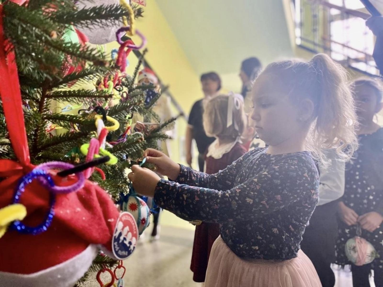 Zdjęcie w galerii na portalu naszwodzislaw.com: Przedszkolaki ustroiły choinkę w rydułtowskim magistracie wiadomości z regionu