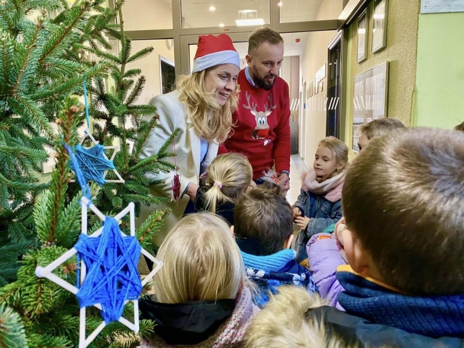 Zdjęcie w galerii na portalu naszwodzislaw.com: Przedszkolaki ustroiły choinkę w rydułtowskim magistracie wiadomości z regionu