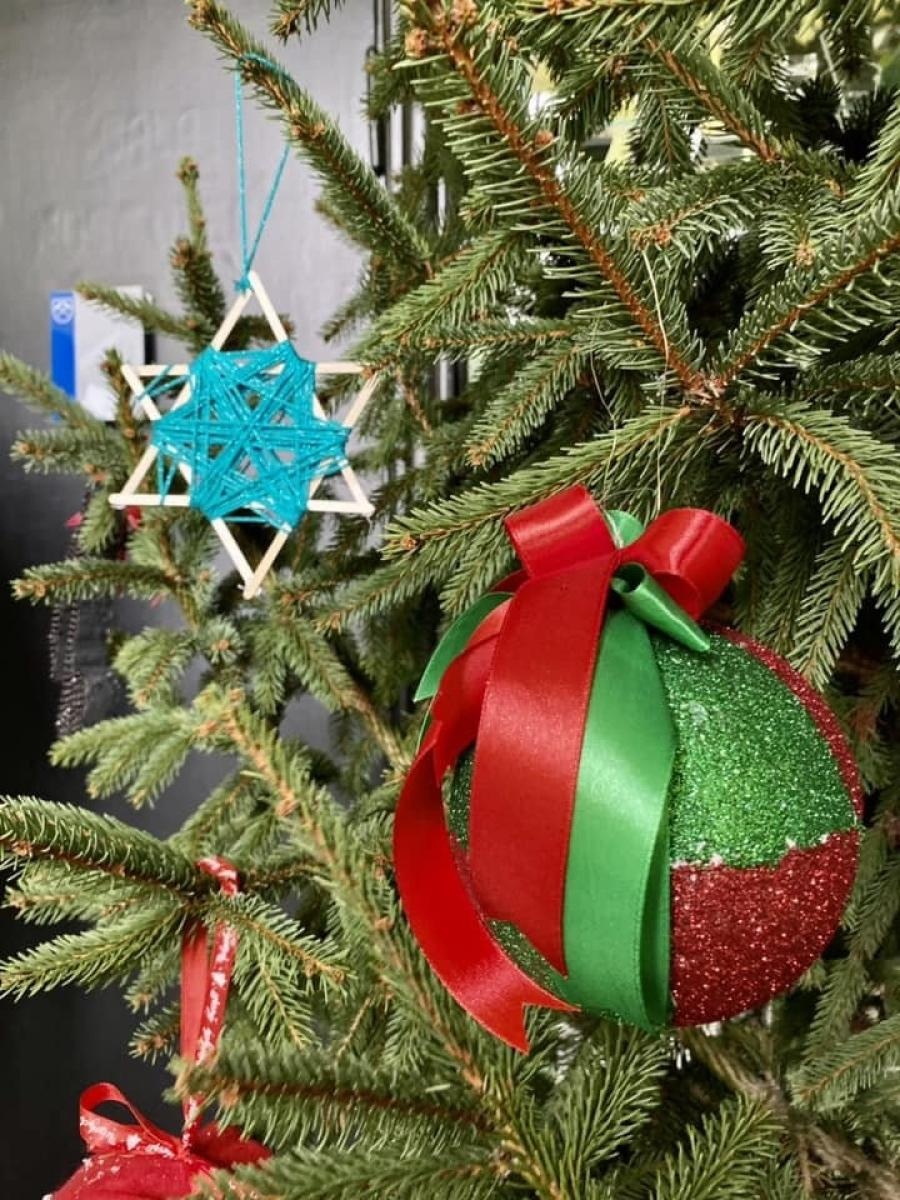 Zdjęcie w galerii na portalu naszwodzislaw.com: Przedszkolaki ustroiły choinkę w rydułtowskim magistracie wiadomości z regionu