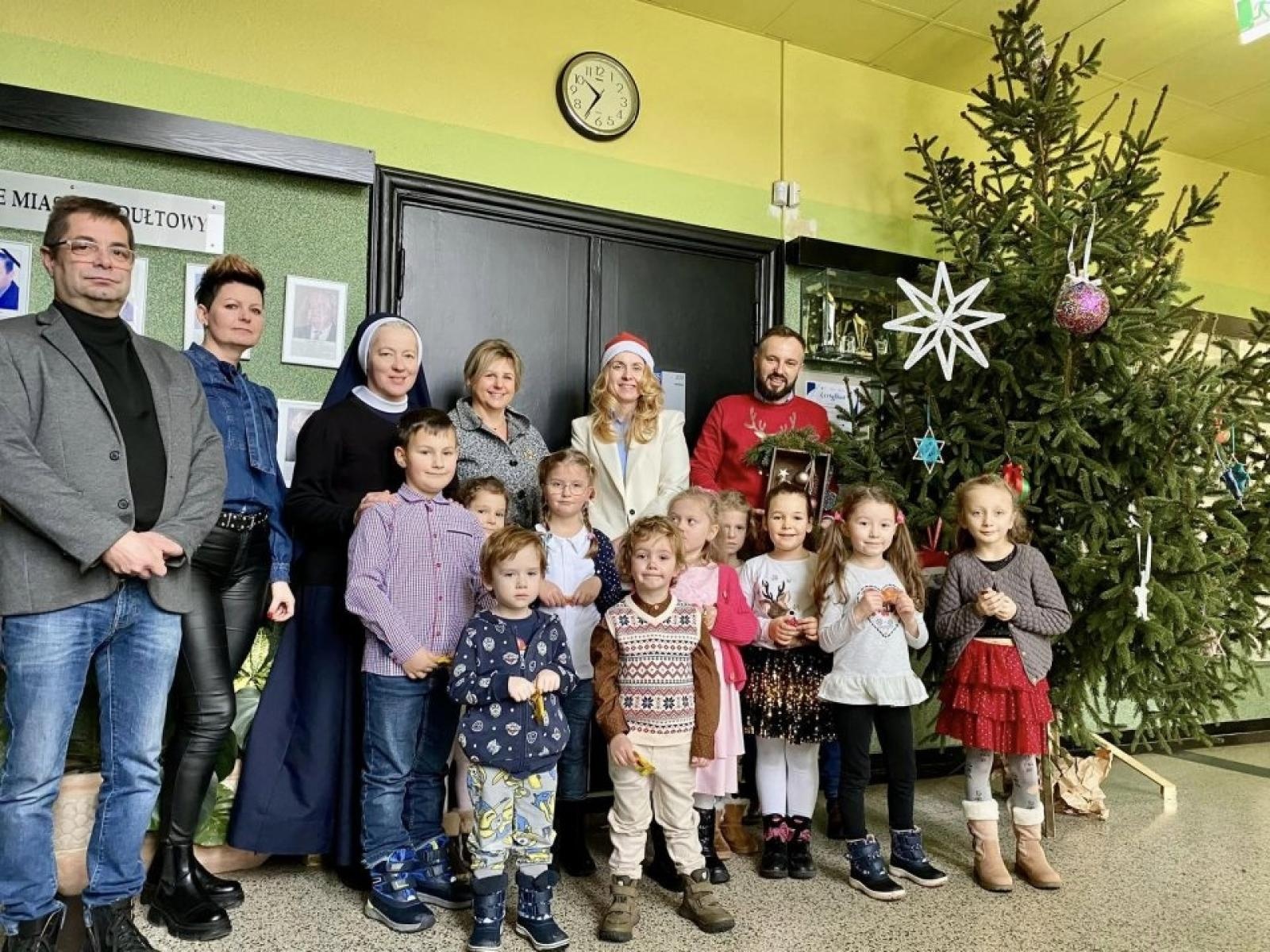 Zdjęcie w galerii na portalu naszwodzislaw.com: Przedszkolaki ustroiły choinkę w rydułtowskim magistracie wiadomości z regionu
