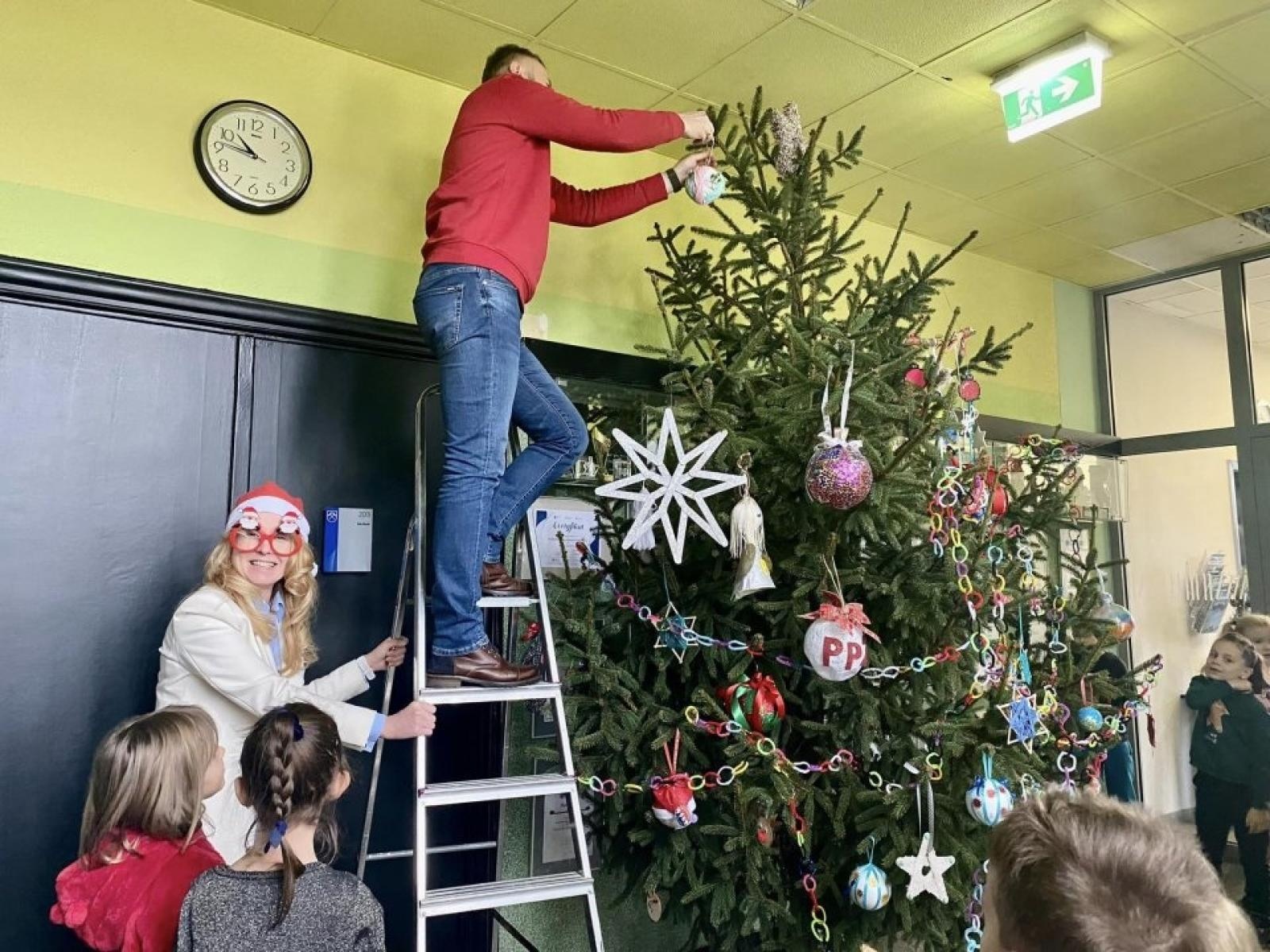 Zdjęcie w galerii na portalu naszwodzislaw.com: Przedszkolaki ustroiły choinkę w rydułtowskim magistracie wiadomości z regionu