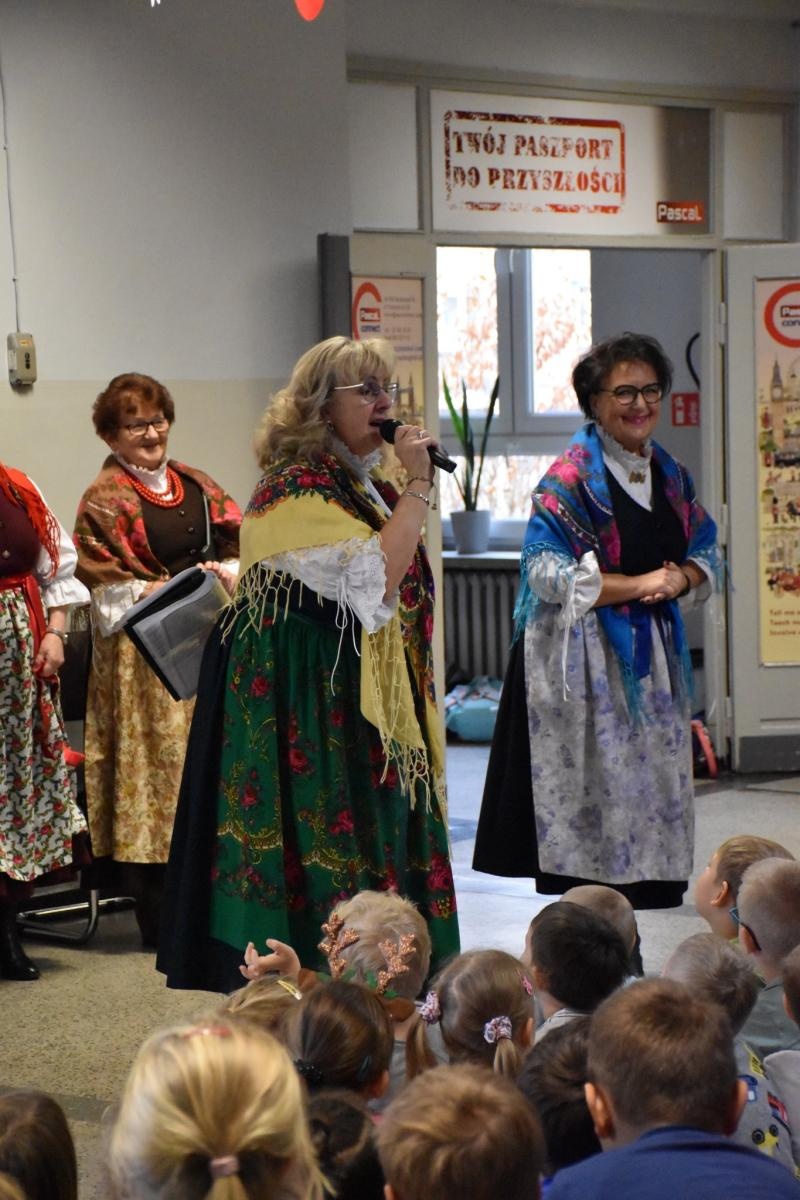 Zdjęcie w galerii na portalu naszwodzislaw.com: Wyjątkowi goście i lekcja regionalizmu w ZSP7 [FOTO] wiadomości z regionu