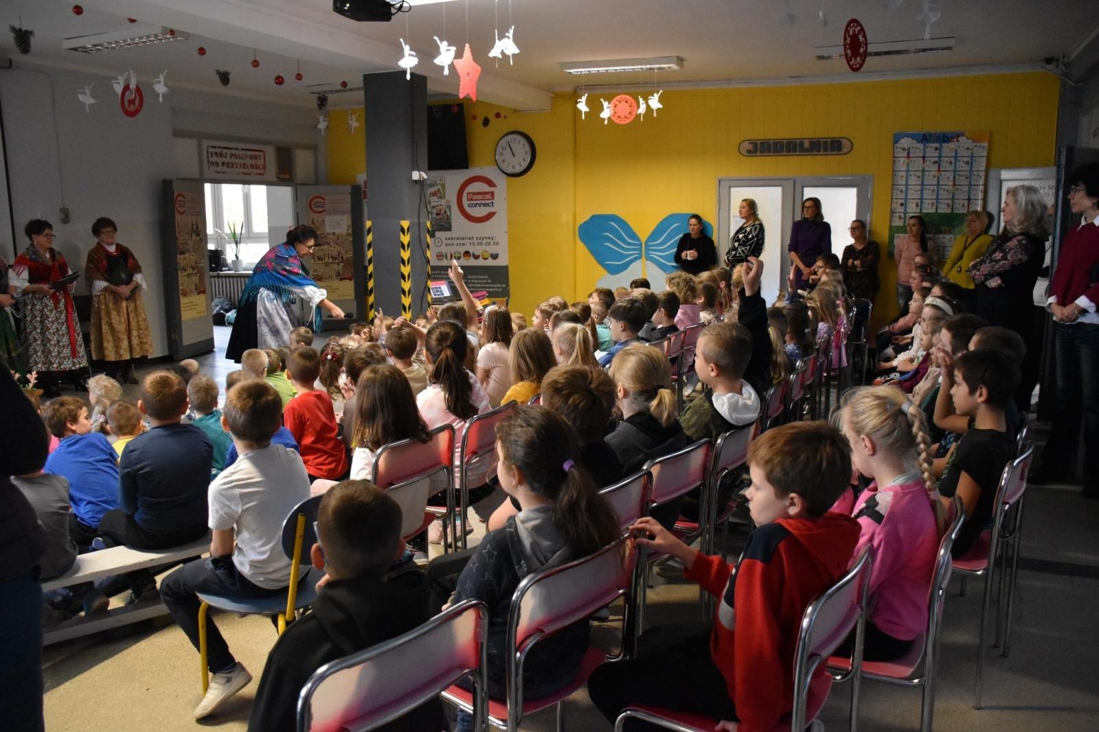 Zdjęcie w galerii na portalu naszwodzislaw.com: Wyjątkowi goście i lekcja regionalizmu w ZSP7 [FOTO] wiadomości z regionu