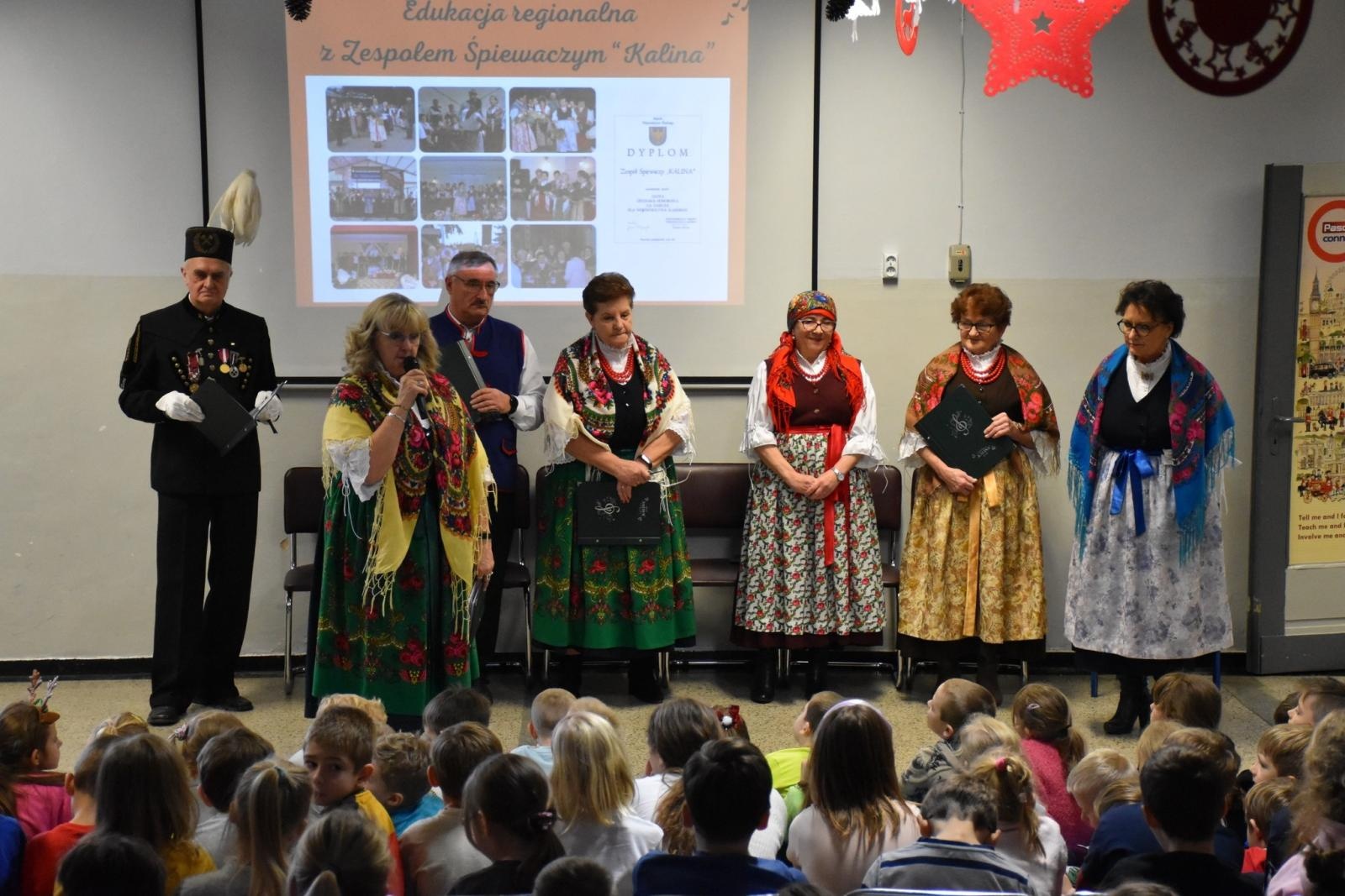 Zdjęcie w galerii na portalu naszwodzislaw.com: Wyjątkowi goście i lekcja regionalizmu w ZSP7 [FOTO] wiadomości z regionu