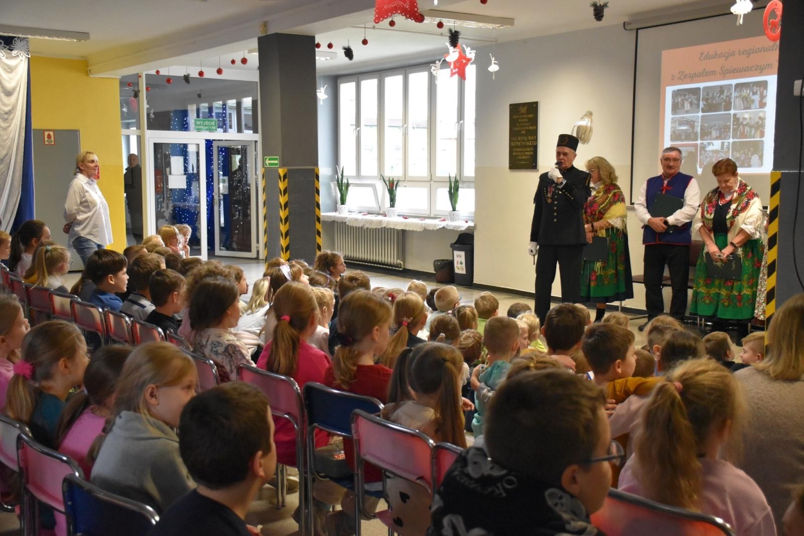 Zdjęcie w galerii na portalu naszwodzislaw.com: Wyjątkowi goście i lekcja regionalizmu w ZSP7 [FOTO] wiadomości z regionu