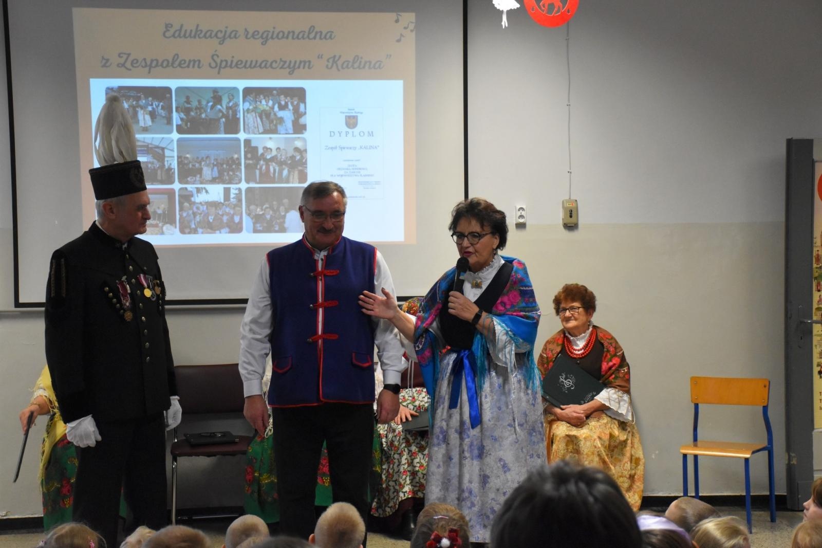 Zdjęcie w galerii na portalu naszwodzislaw.com: Wyjątkowi goście i lekcja regionalizmu w ZSP7 [FOTO] wiadomości z regionu