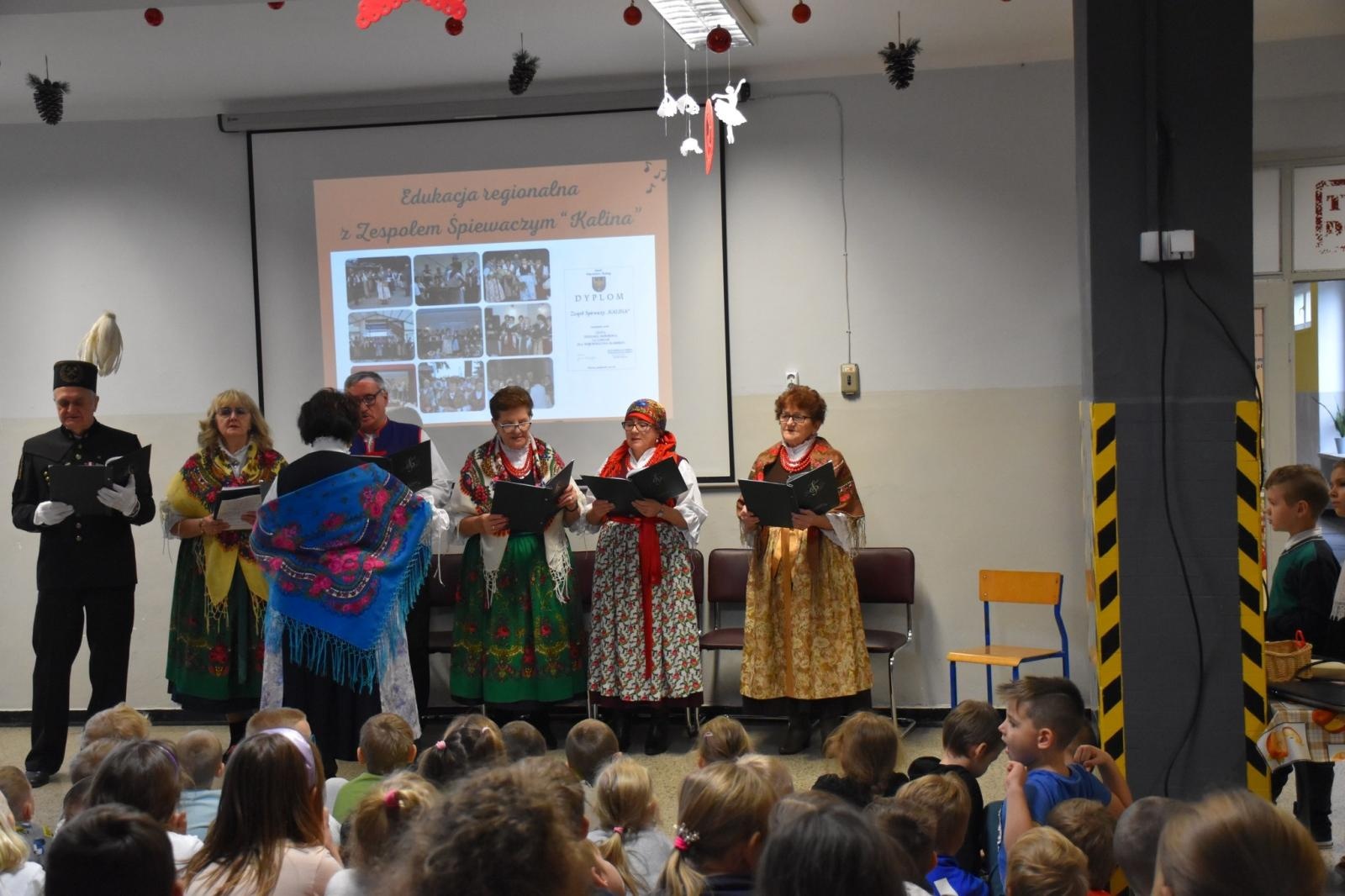 Zdjęcie w galerii na portalu naszwodzislaw.com: Wyjątkowi goście i lekcja regionalizmu w ZSP7 [FOTO] wiadomości z regionu