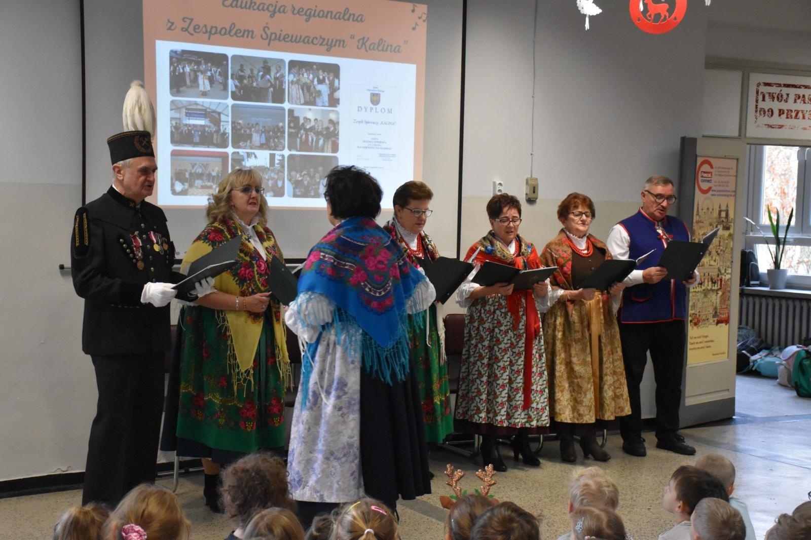 Zdjęcie w galerii na portalu naszwodzislaw.com: Wyjątkowi goście i lekcja regionalizmu w ZSP7 [FOTO] wiadomości z regionu