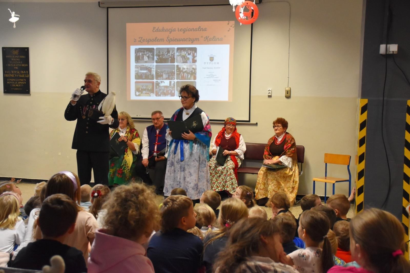 Zdjęcie w galerii na portalu naszwodzislaw.com: Wyjątkowi goście i lekcja regionalizmu w ZSP7 [FOTO] wiadomości z regionu