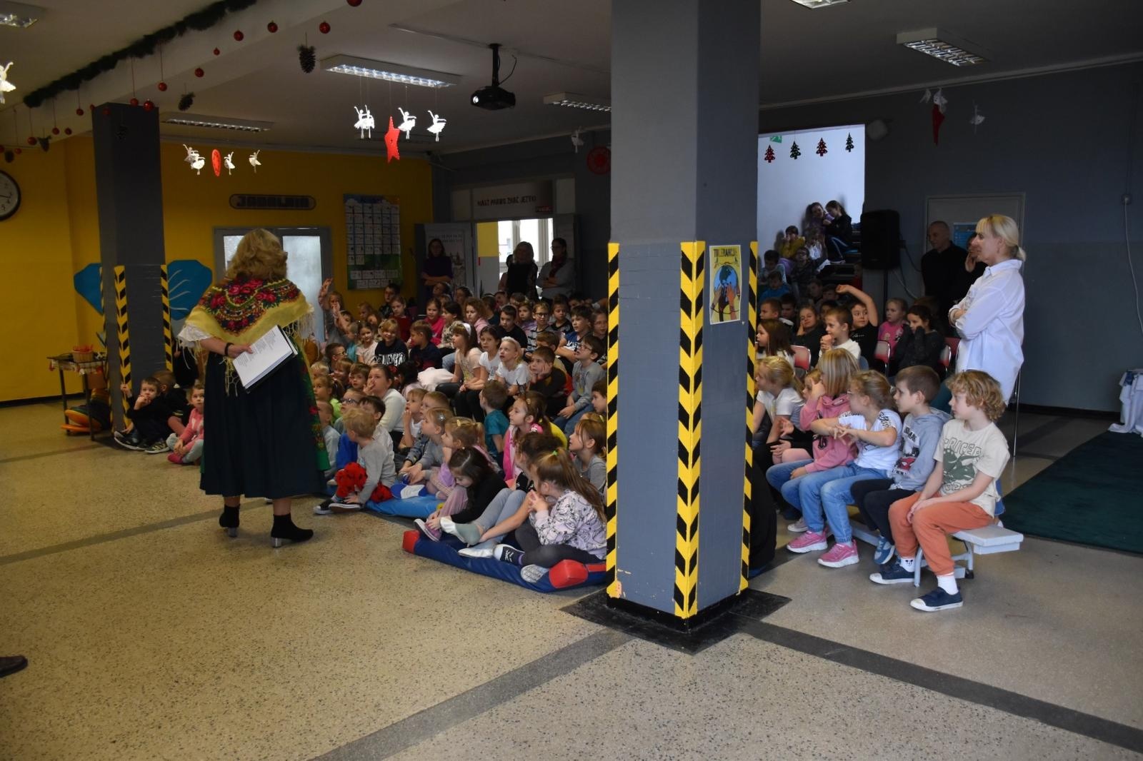 Zdjęcie w galerii na portalu naszwodzislaw.com: Wyjątkowi goście i lekcja regionalizmu w ZSP7 [FOTO] wiadomości z regionu