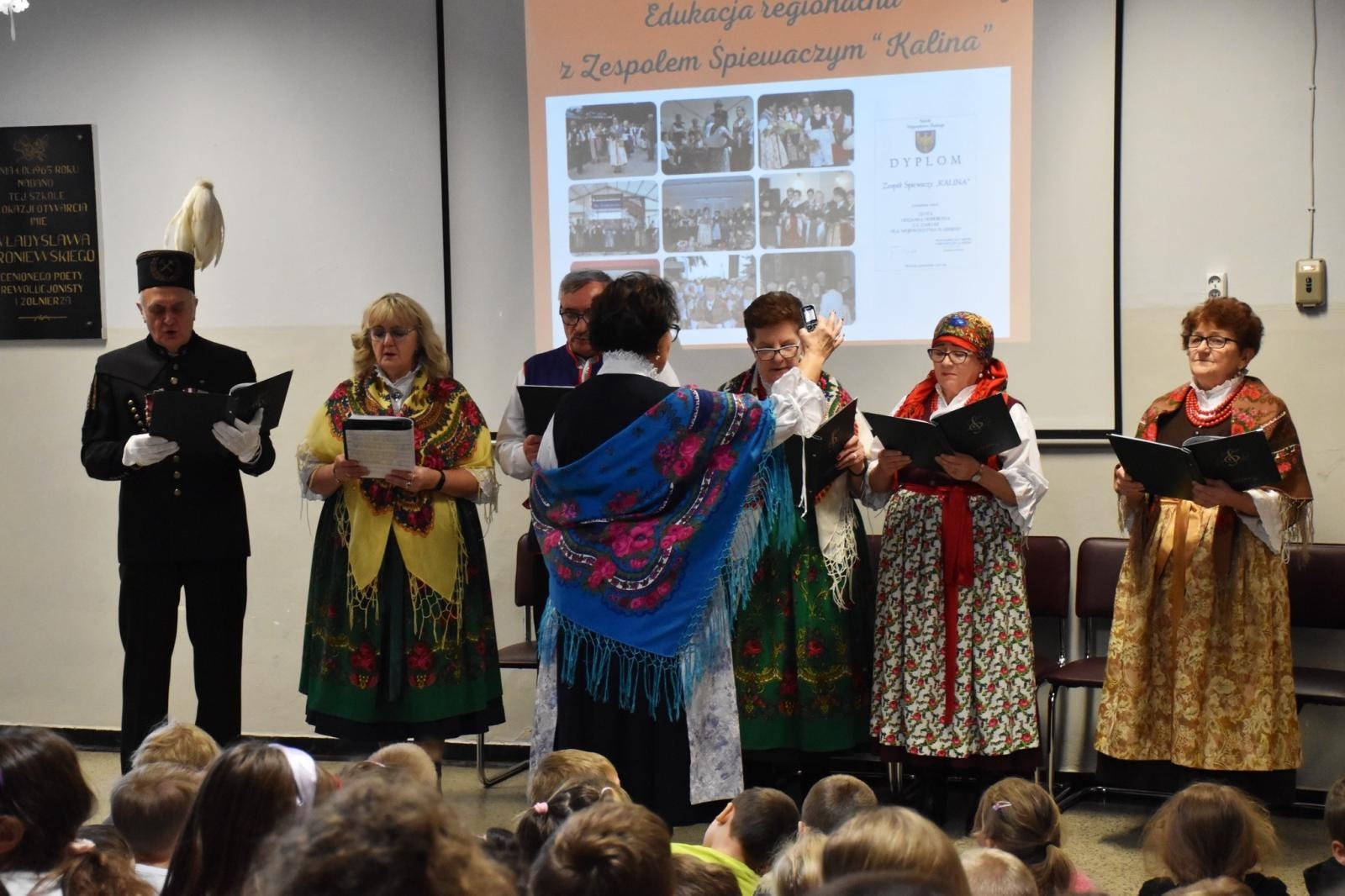 Zdjęcie w galerii na portalu naszwodzislaw.com: Wyjątkowi goście i lekcja regionalizmu w ZSP7 [FOTO] wiadomości z regionu