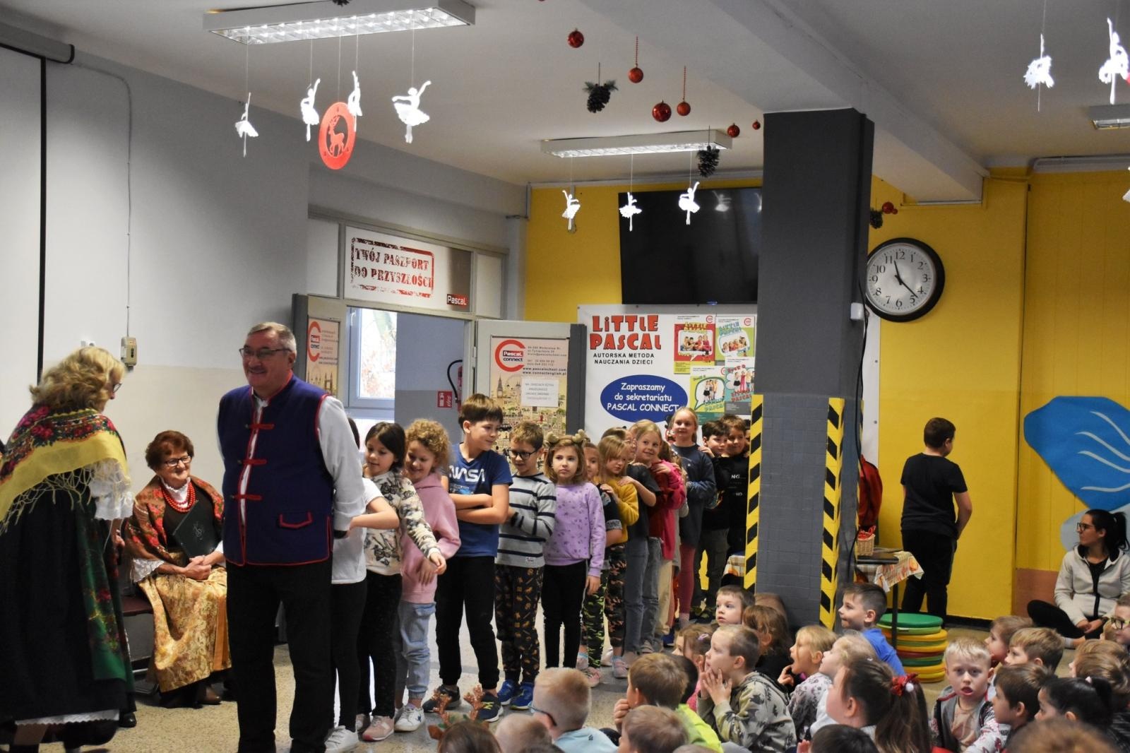 Zdjęcie w galerii na portalu naszwodzislaw.com: Wyjątkowi goście i lekcja regionalizmu w ZSP7 [FOTO] wiadomości z regionu