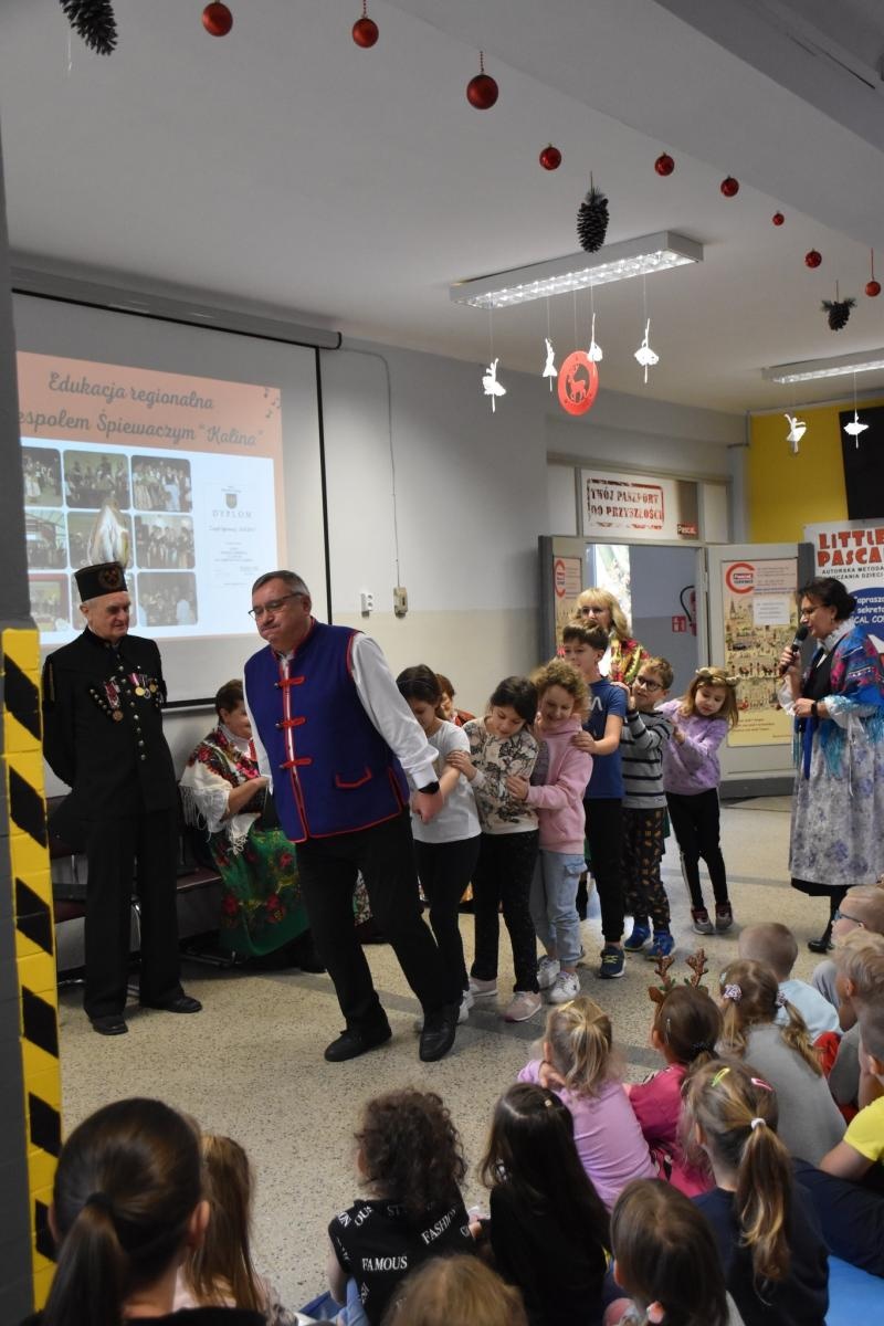 Zdjęcie w galerii na portalu naszwodzislaw.com: Wyjątkowi goście i lekcja regionalizmu w ZSP7 [FOTO] wiadomości z regionu