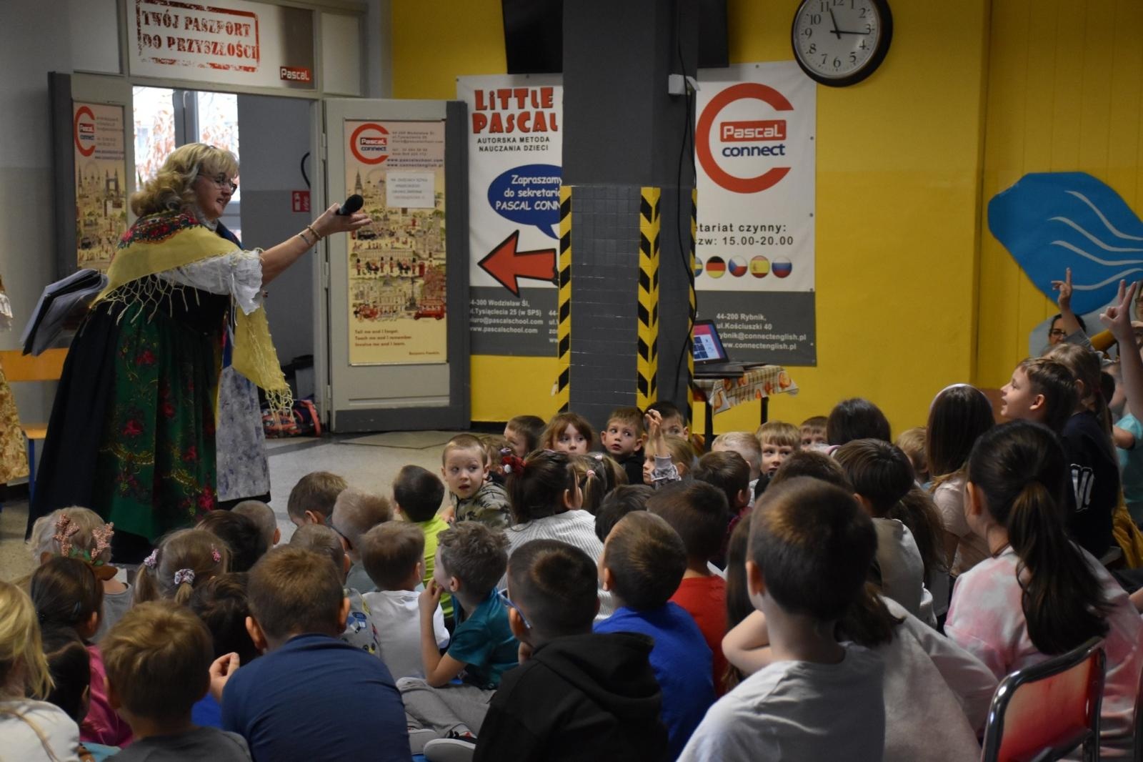 Zdjęcie w galerii na portalu naszwodzislaw.com: Wyjątkowi goście i lekcja regionalizmu w ZSP7 [FOTO] wiadomości z regionu