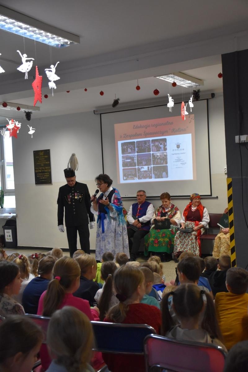 Zdjęcie w galerii na portalu naszwodzislaw.com: Wyjątkowi goście i lekcja regionalizmu w ZSP7 [FOTO] wiadomości z regionu