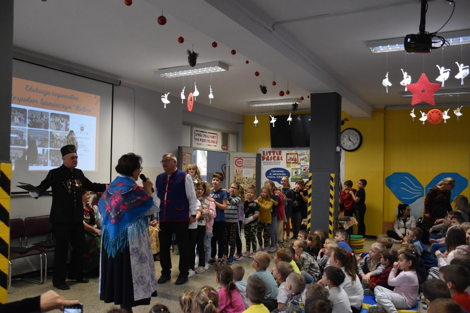 Zdjęcie w galerii na portalu naszwodzislaw.com: Wyjątkowi goście i lekcja regionalizmu w ZSP7 [FOTO] wiadomości z regionu