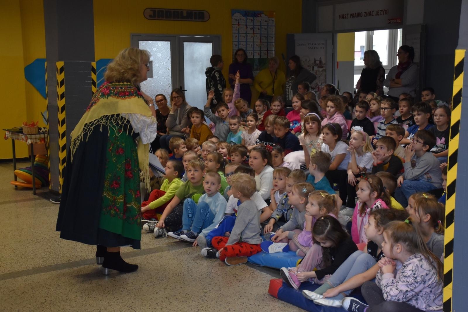 Zdjęcie w galerii na portalu naszwodzislaw.com: Wyjątkowi goście i lekcja regionalizmu w ZSP7 [FOTO] wiadomości z regionu