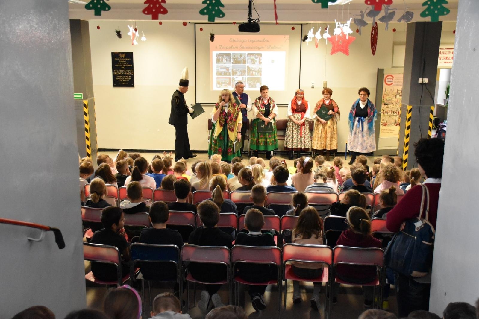 Zdjęcie w galerii na portalu naszwodzislaw.com: Wyjątkowi goście i lekcja regionalizmu w ZSP7 [FOTO] wiadomości z regionu