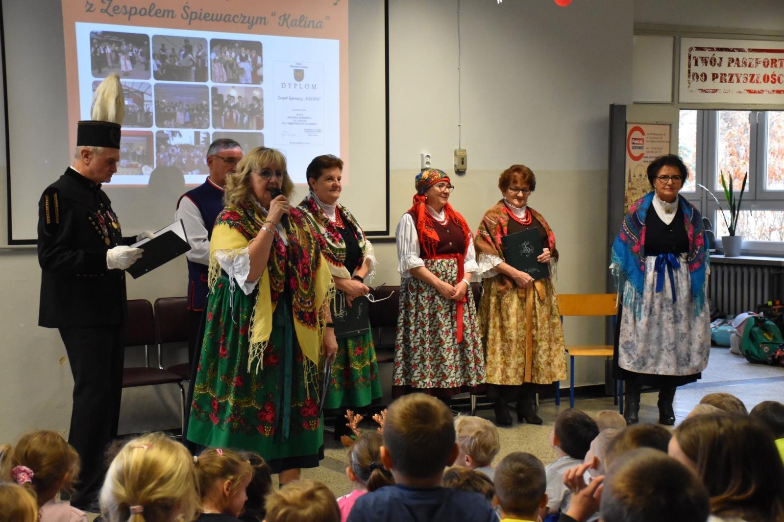 Zdjęcie w galerii na portalu naszwodzislaw.com: Wyjątkowi goście i lekcja regionalizmu w ZSP7 [FOTO] wiadomości z regionu