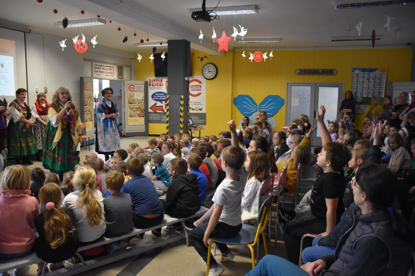 Zdjęcie w galerii na portalu naszwodzislaw.com: Wyjątkowi goście i lekcja regionalizmu w ZSP7 [FOTO] wiadomości z regionu