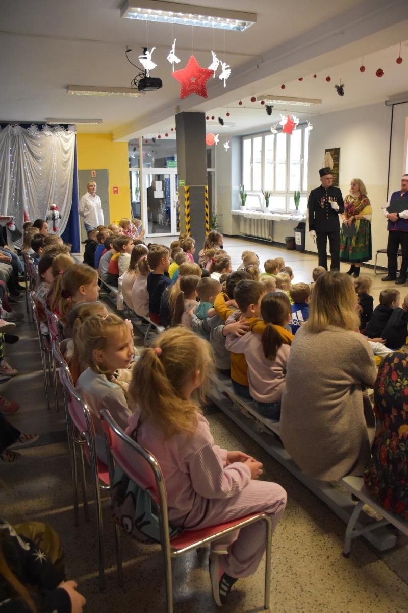 Zdjęcie w galerii na portalu naszwodzislaw.com: Wyjątkowi goście i lekcja regionalizmu w ZSP7 [FOTO] wiadomości z regionu