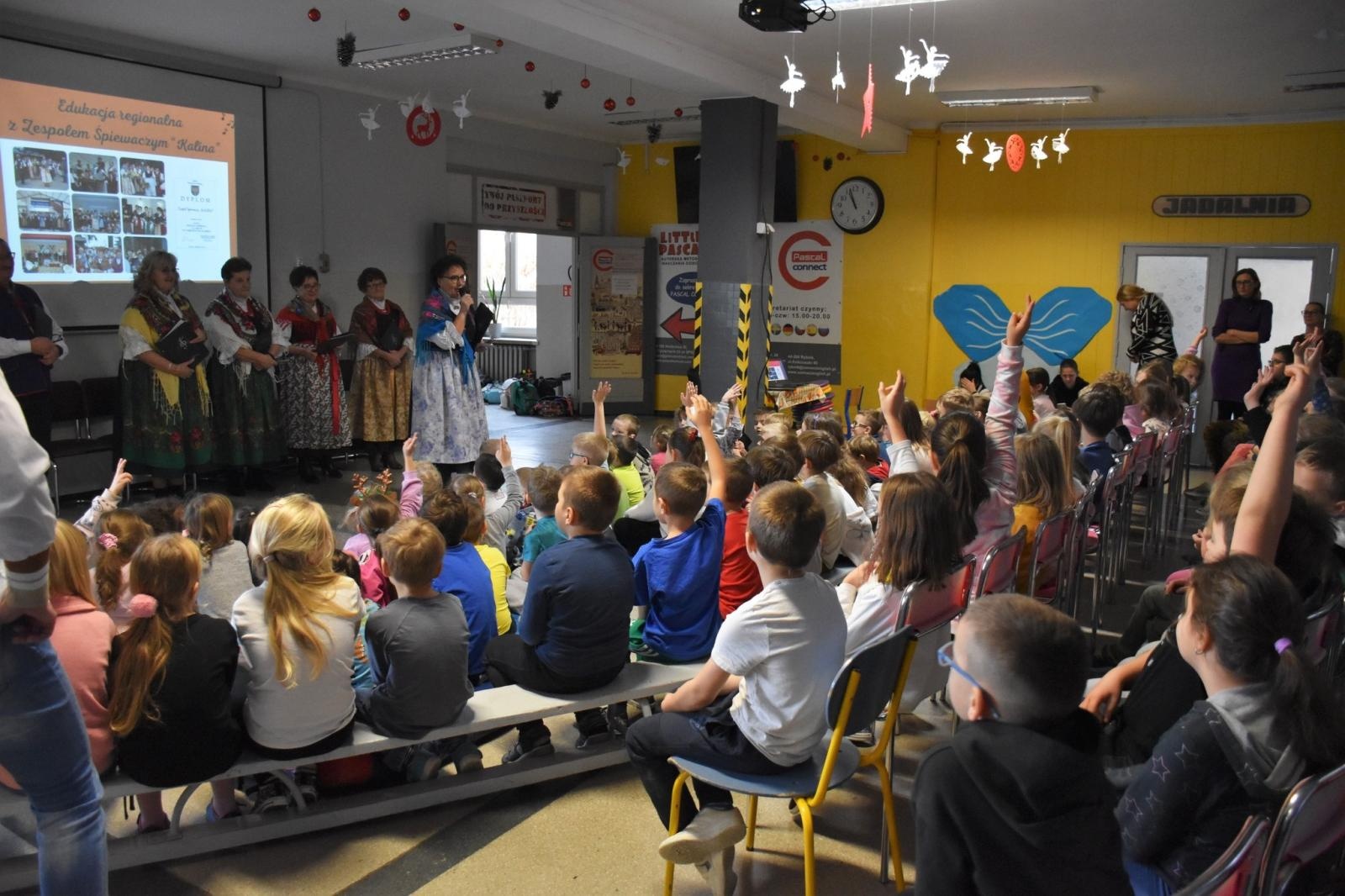 Zdjęcie w galerii na portalu naszwodzislaw.com: Wyjątkowi goście i lekcja regionalizmu w ZSP7 [FOTO] wiadomości z regionu