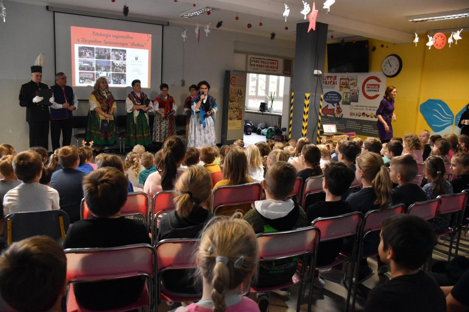 Zdjęcie w galerii na portalu naszwodzislaw.com: Wyjątkowi goście i lekcja regionalizmu w ZSP7 [FOTO] wiadomości z regionu