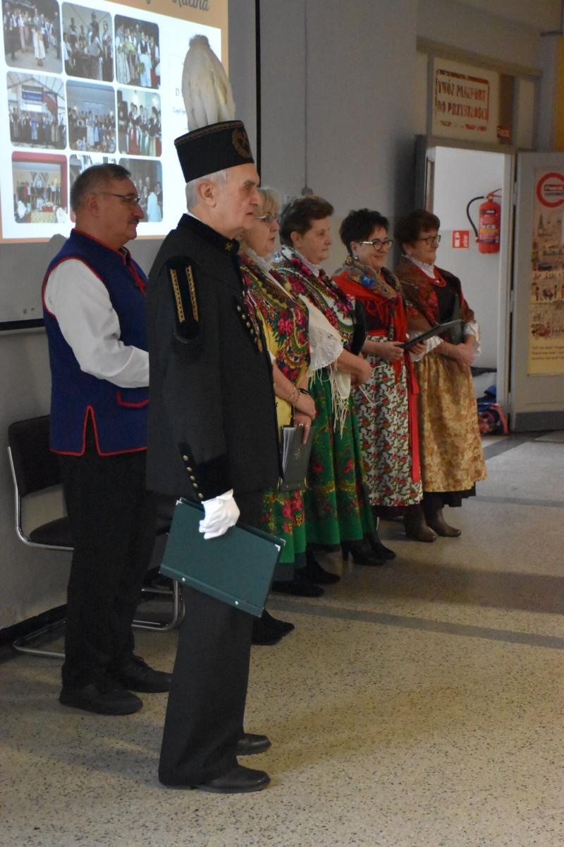 Zdjęcie w galerii na portalu naszwodzislaw.com: Wyjątkowi goście i lekcja regionalizmu w ZSP7 [FOTO] wiadomości z regionu