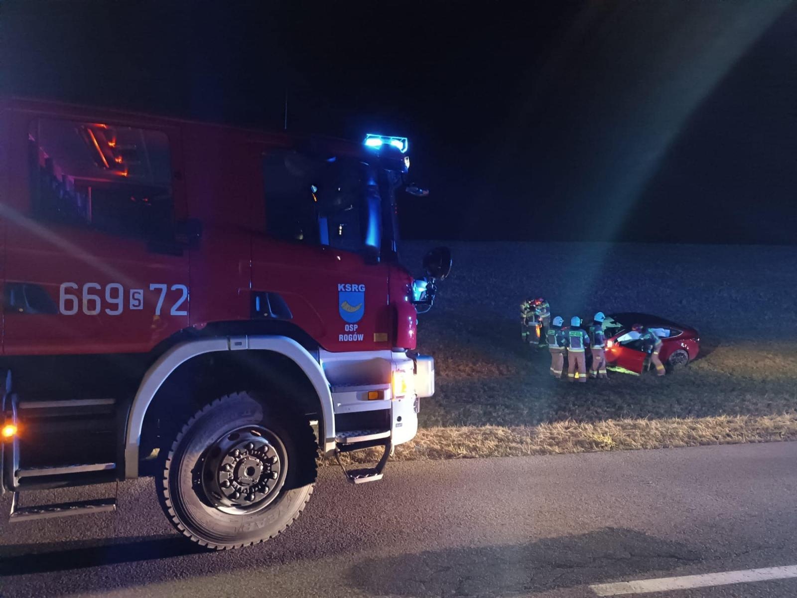 Zdjęcie w galerii na portalu naszwodzislaw.com: Tesla w rowie w Bluszczowie wiadomości z regionu