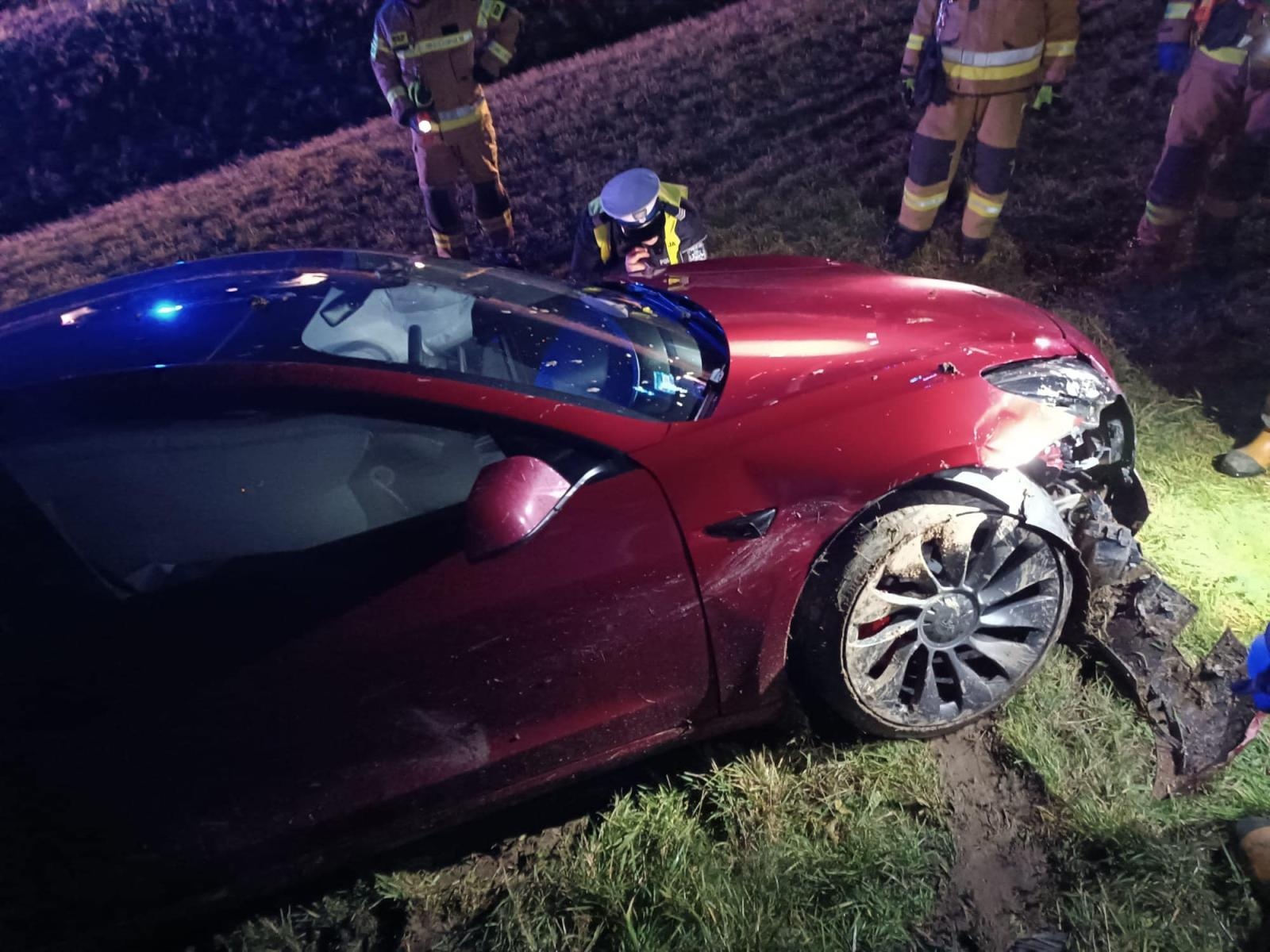 Zdjęcie w galerii na portalu naszwodzislaw.com: Tesla w rowie w Bluszczowie wiadomości z regionu