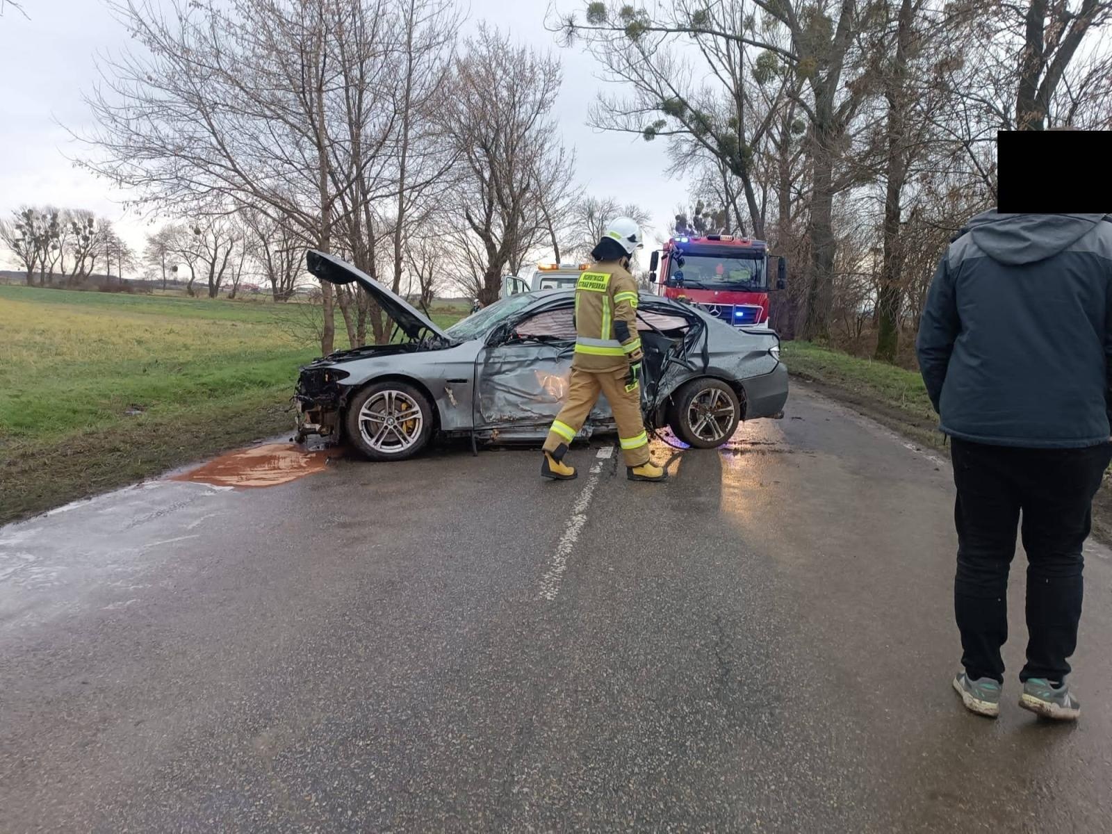 Zdjęcie w galerii na portalu naszwodzislaw.com: Kierowca BMW wypadł z jezdni na trasie Racibórz-Lubomia [FOTO] wiadomości z regionu