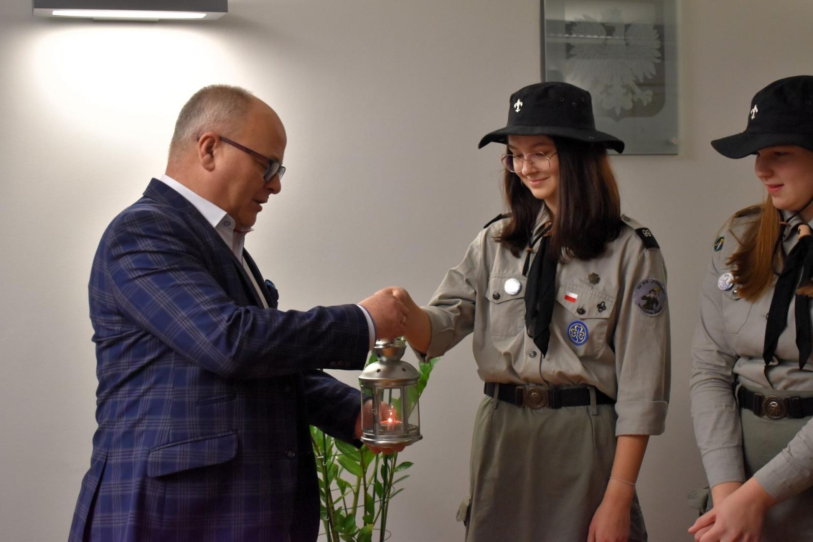 Zdjęcie w galerii na portalu naszwodzislaw.com: Betlejemskie Światło Pokoju rozbłysło w Starostwie wiadomości z regionu