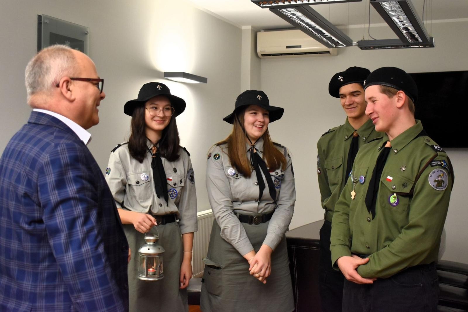 Zdjęcie w galerii na portalu naszwodzislaw.com: Betlejemskie Światło Pokoju rozbłysło w Starostwie wiadomości z regionu