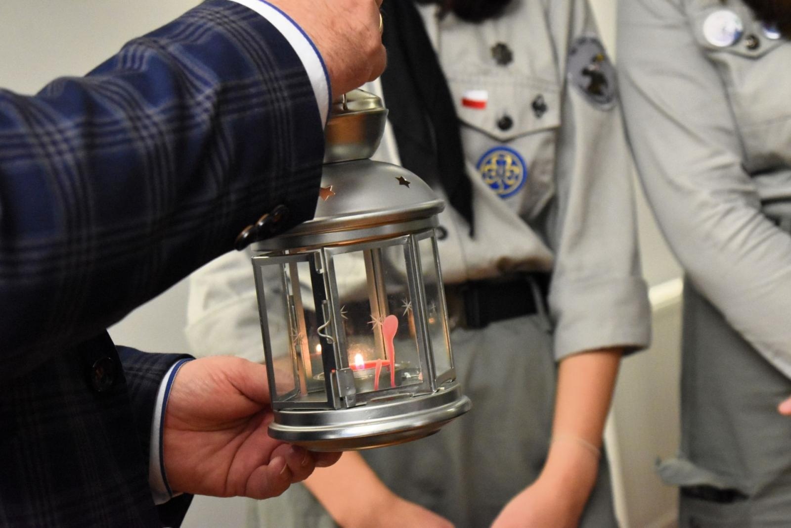 Zdjęcie w galerii na portalu naszwodzislaw.com: Betlejemskie Światło Pokoju rozbłysło w Starostwie wiadomości z regionu