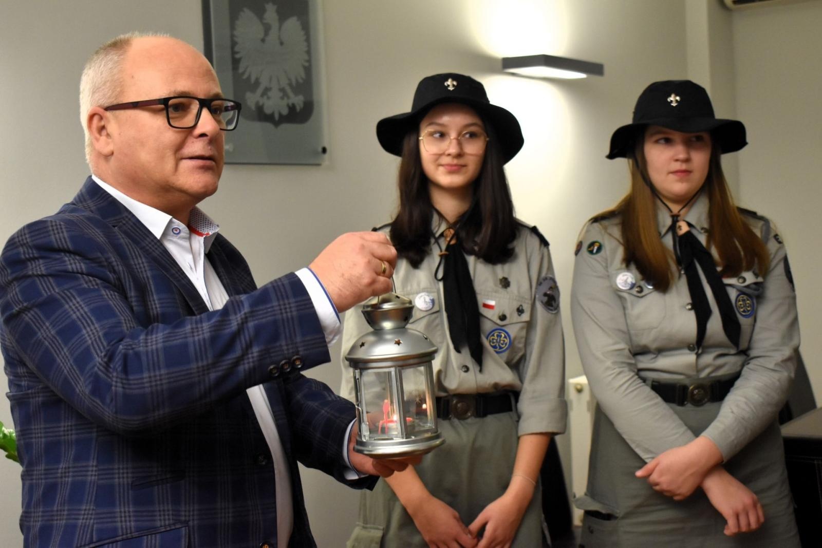 Zdjęcie w galerii na portalu naszwodzislaw.com: Betlejemskie Światło Pokoju rozbłysło w Starostwie wiadomości z regionu